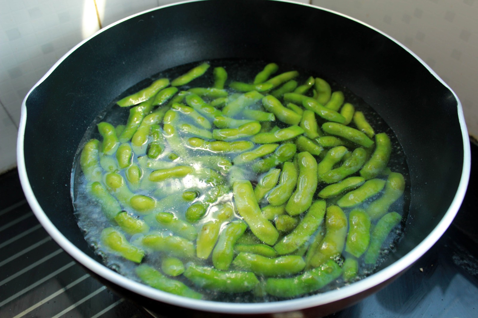 炒毛豆怎么做好吃,炒毛豆的做法步驟