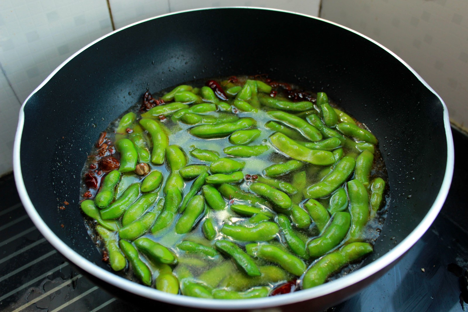 炒毛豆怎么做好吃,炒毛豆的做法步驟