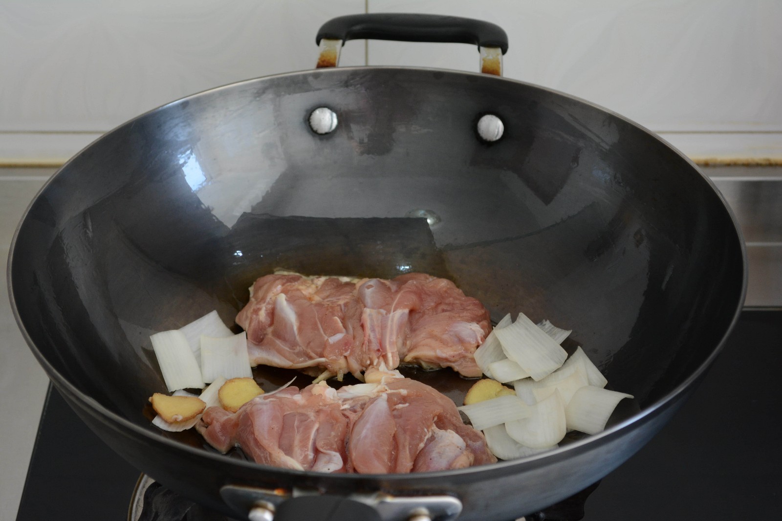 秘制雞腿飯?jiān)趺醋龊贸?秘制雞腿飯的做法步驟