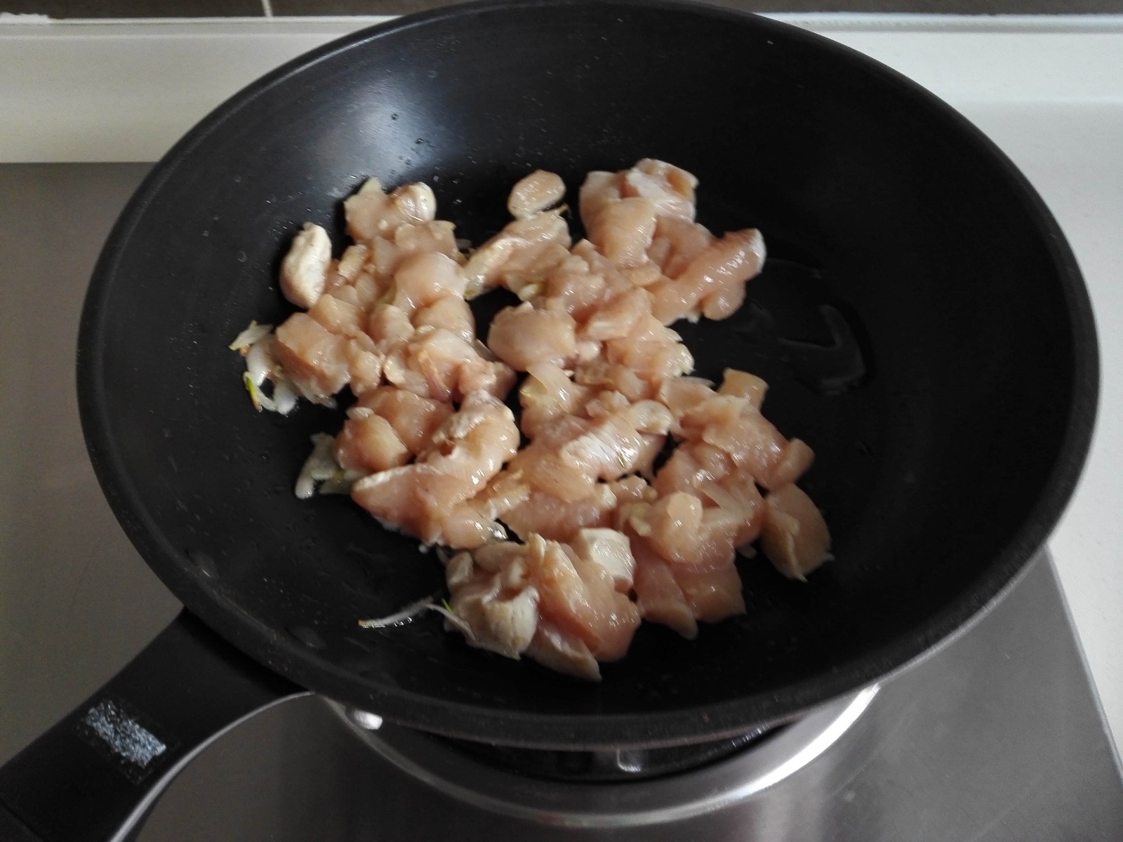 彩椒雞丁怎么做好吃,彩椒雞丁的做法步驟