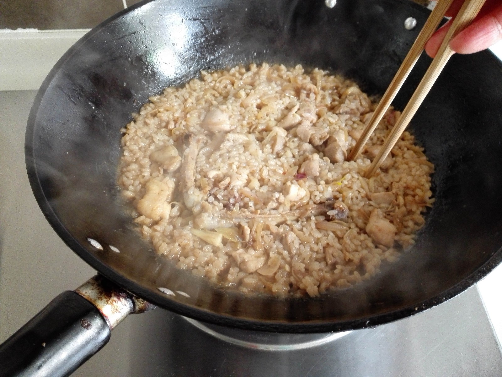 沙茶雞腿燜飯?jiān)趺醋龊贸?沙茶雞腿燜飯的做法步驟