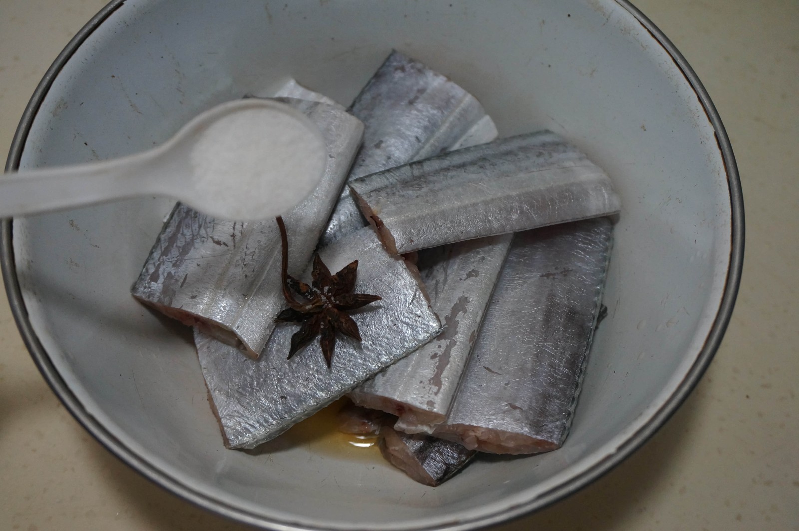 沙茶醬燜帶魚怎么做好吃,沙茶醬燜帶魚的做法步驟