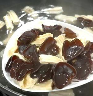 木耳炒腐竹怎么做好吃,木耳炒腐竹的做法步驟