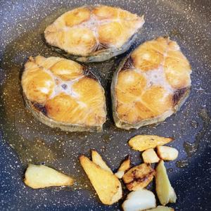 香煎馬鮫魚怎么做好吃,香煎馬鮫魚的做法步驟