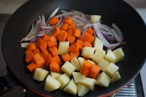 噴香羊肉燜飯怎么做好吃,噴香羊肉燜飯的做法步驟