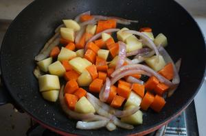 噴香羊肉燜飯怎么做好吃,噴香羊肉燜飯的做法步驟