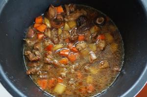 噴香羊肉燜飯怎么做好吃,噴香羊肉燜飯的做法步驟