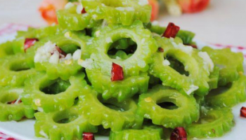 夏季解暑必備涼拌苦瓜的家常做法,涼拌苦瓜怎么做好吃的做法視頻,夏季解暑必備涼拌苦瓜的家常做法,涼拌苦瓜怎么做好吃怎么做好吃