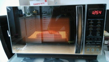 家常微波爐烤紅薯怎么做好吃,家常微波爐烤紅薯的做法步驟