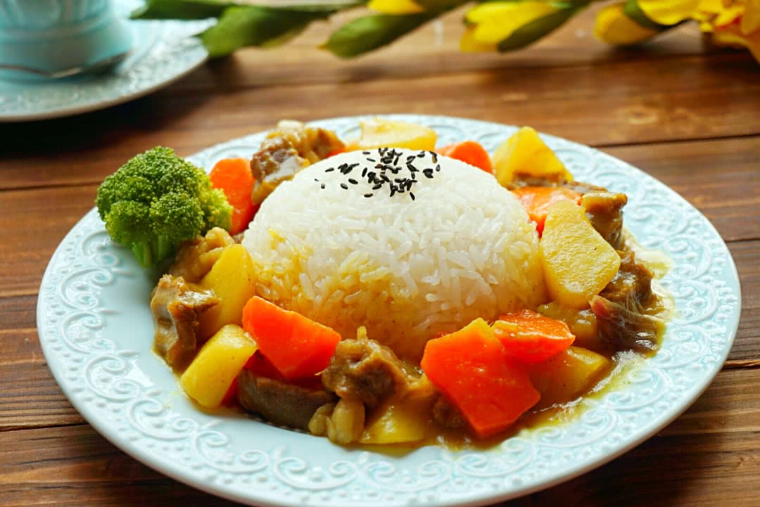 咖喱牛肉飯?jiān)趺醋龊贸?咖喱牛肉飯的做法步驟