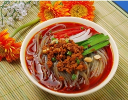 超小廚教你做酸辣粉，一盆折耳根配鹵味，酸辣開胃一人一盆的做法視頻,超小廚教你做酸辣粉，一盆折耳根配鹵味，酸辣開胃一人一盆怎么做好吃