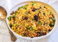 超小廚做羊肉炒飯，1塊羊肉一鍋米飯，夫妻倆一人一盤