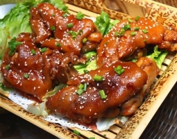 超小廚教你做烤豬蹄，6只豬蹄先鹵再烤，酸菜面配豬蹄啃過(guò)的做法視頻,超小廚教你做烤豬蹄，6只豬蹄先鹵再烤，酸菜面配豬蹄啃過(guò)怎么做好吃