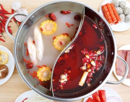 超小廚教你煮鴛鴦火鍋，毛肚鱔魚配鮮蝦，媳婦生日吃頓好的的做法視頻,超小廚教你煮鴛鴦火鍋，毛肚鱔魚配鮮蝦，媳婦生日吃頓好的怎么做好吃