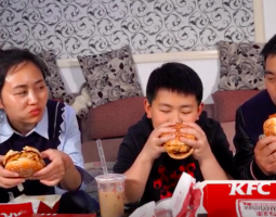 超小廚剛回城，晚飯炸雞漢堡肯德基外賣，久違的味道的做法視頻,超小廚剛回城，晚飯炸雞漢堡肯德基外賣，久違的味道怎么做好吃