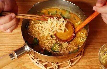 微波爐泡面怎么做好吃,微波爐泡面的做法步驟