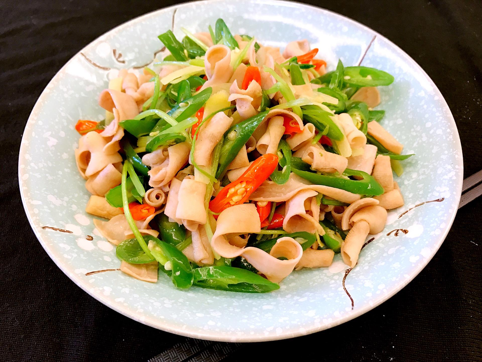 雙椒爆鴨腸怎么做好吃,雙椒爆鴨腸的做法步驟