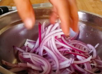 王小鬧這樣做五花肉，不但不膩還又香又脆，加一點(diǎn)洋蔥，滿屋香氣