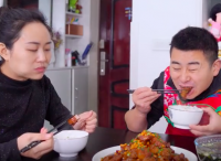 夫妻倆腌四川泡菜，小廚做黃豆燜肉來解饞，肥而不膩，吃著真香