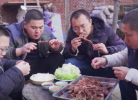 爽！阿遠烤的全羊出爐了，一群朋友吃得真香，喝小酒吃大肉，日子舒坦