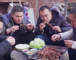 爽！阿遠烤的全羊出爐了，一群朋友吃得真香，喝小酒吃大肉，日子舒坦的做法視頻,爽！阿遠烤的全羊出爐了，一群朋友吃得真香，喝小酒吃大肉，日子舒坦怎么做好吃