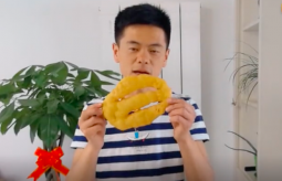 王小鬧教你做炸面魚(yú)，但是里面沒(méi)有魚(yú)，據(jù)說(shuō)跟羊湯是絕配的做法視頻,王小鬧教你做炸面魚(yú)，但是里面沒(méi)有魚(yú)，據(jù)說(shuō)跟羊湯是絕配怎么做好吃