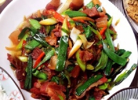 臘肉炒蒜苗怎么做好吃,臘肉炒蒜苗的做法步驟