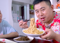 超小廚買5款號稱魔鬼辣泡面，配上10串羊肉串，真辣到懷疑人生？