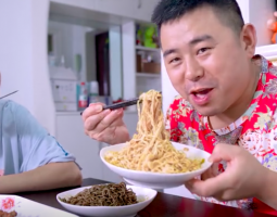 超小廚買5款號稱魔鬼辣泡面，配上10串羊肉串，真辣到懷疑人生？的做法視頻,超小廚買5款號稱魔鬼辣泡面，配上10串羊肉串，真辣到懷疑人生？怎么做好吃