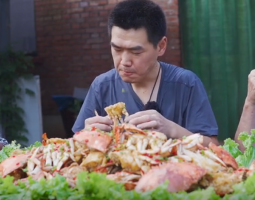 阿遠(yuǎn)800塊買了18斤梭子蟹，一個(gè)8兩多，裹上蛋黃醬焗，味道嘎嘎香的做法視頻,阿遠(yuǎn)800塊買了18斤梭子蟹，一個(gè)8兩多，裹上蛋黃醬焗，味道嘎嘎香怎么做好吃