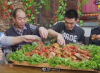 食味阿遠今天做“茄汁牛排”，整扇牛排西紅柿燉，味道吃得嘎嘎香