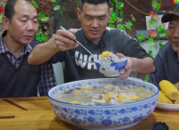 大冷天阿遠做“排骨玉米湯”，鮮玉米配排骨，四叔一口氣整了三碗