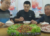 阿遠今天做“茶樹菇油爆肚絲”，仨豬肚炒了一盤，配米飯吃得香