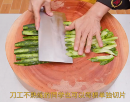 美食作家王剛教你：“清炒青瓜”的蒜香家常做法，年菜餐桌解膩必備的做法視頻,美食作家王剛教你：“清炒青瓜”的蒜香家常做法，年菜餐桌解膩必備怎么做好吃