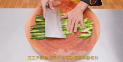 美食作家王剛教你：“清炒青瓜”的蒜香家常做法，年菜餐桌解膩必備的做法視頻,美食作家王剛教你：“清炒青瓜”的蒜香家常做法，年菜餐桌解膩必備怎么做好吃