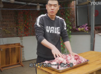 阿遠(yuǎn)今天做“醬大骨”，老爸叫上大伯一塊兒來(lái)吃，大口吃得嘎嘎香