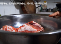 回鍋肉這樣做更好吃，鹽菜蒜苗炒五花肉，超小廚大碗裝飯吃真香